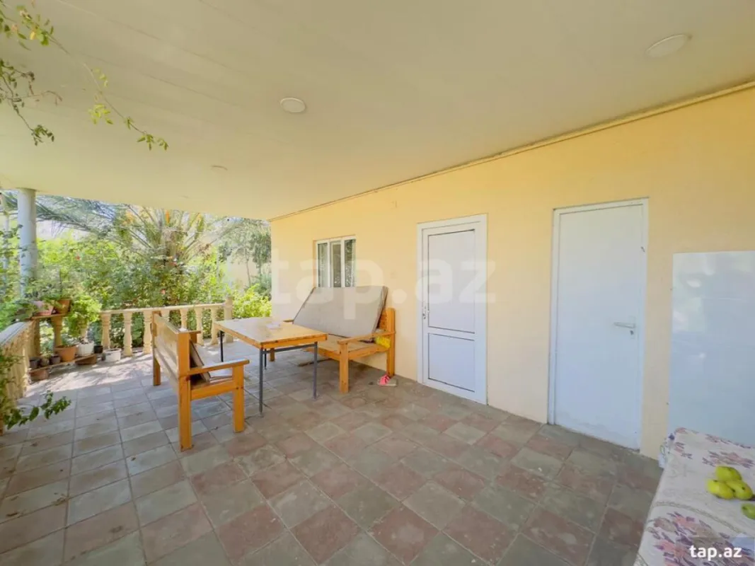 Satılır 11 otaqlı həyət evi