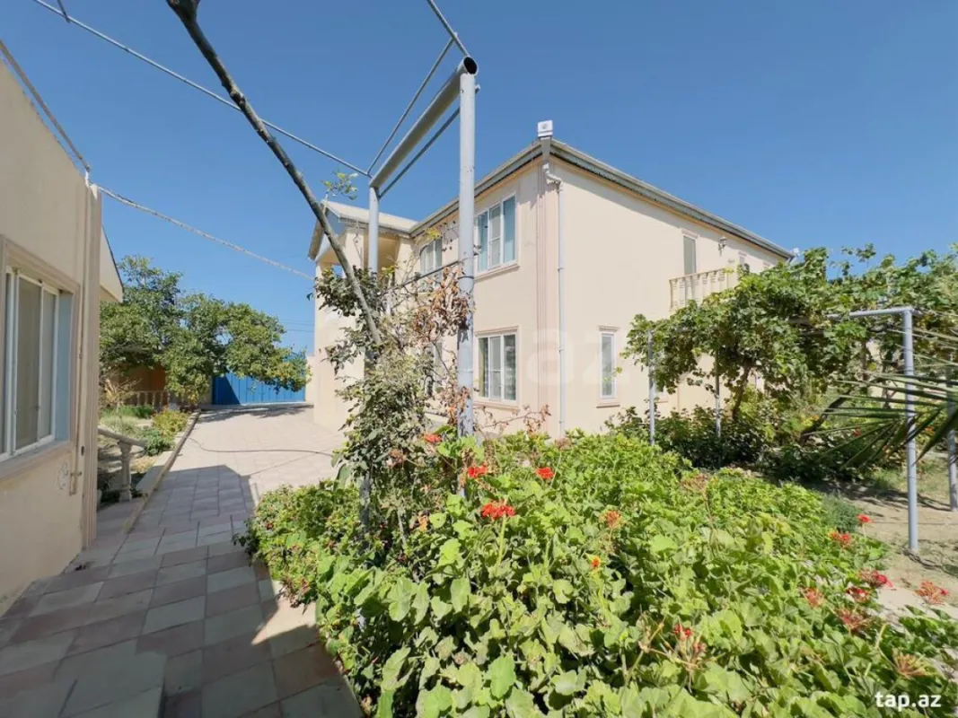 Satılır 11 otaqlı həyət evi