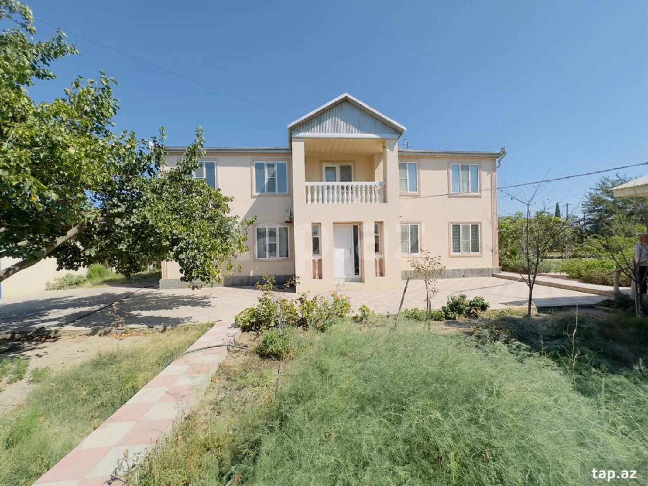 Satılır 11 otaqlı həyət evi