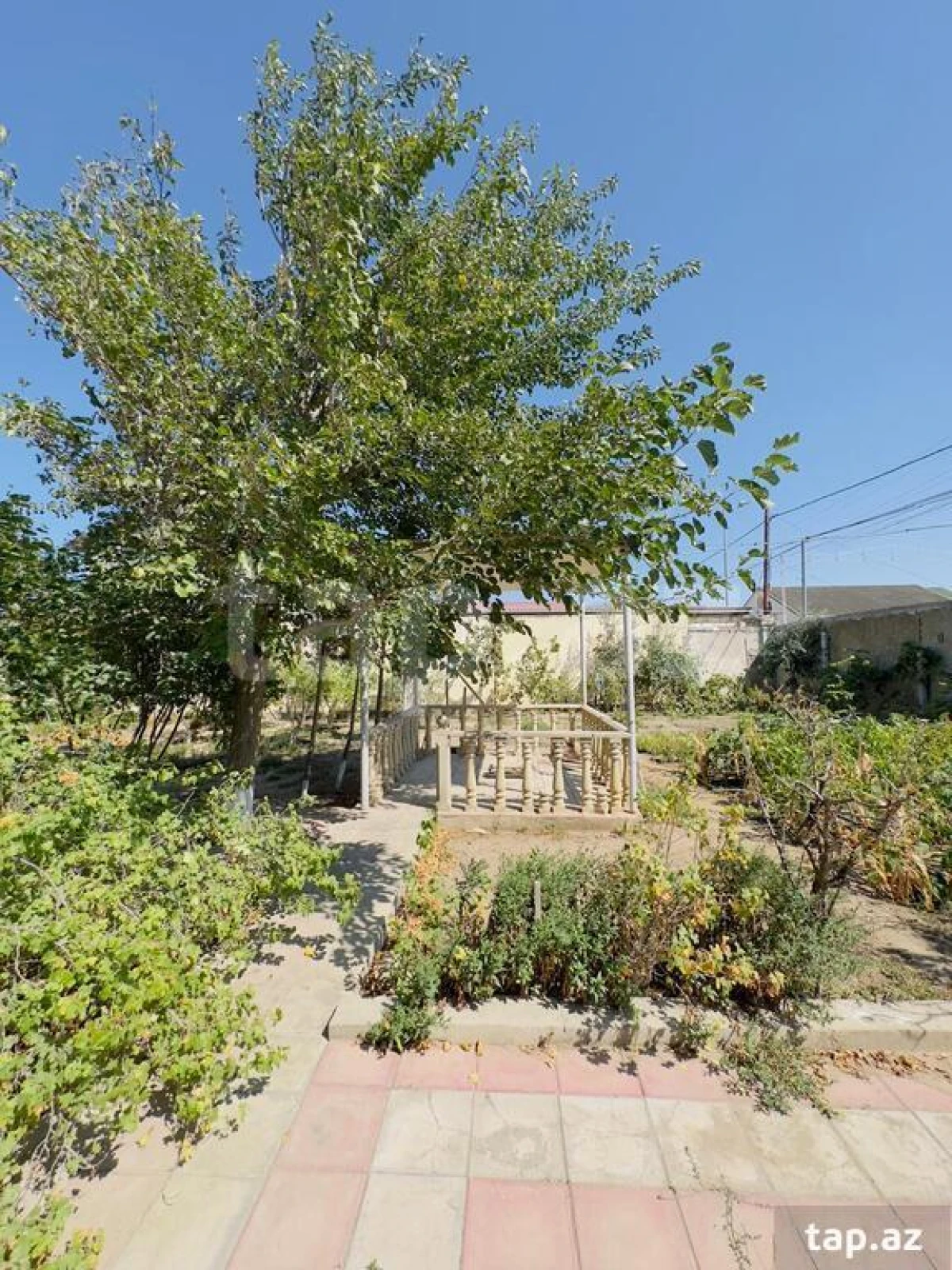 Satılır 11 otaqlı həyət evi