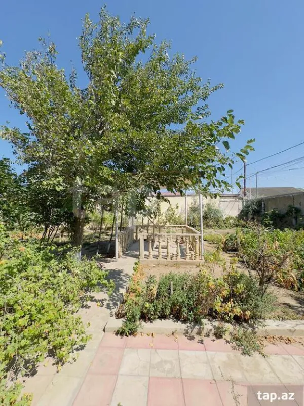Satılır 11 otaqlı həyət evi