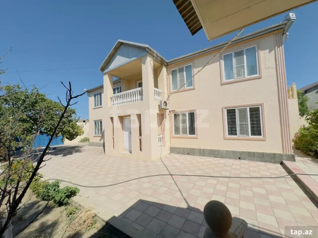Satılır 11 otaqlı həyət evi