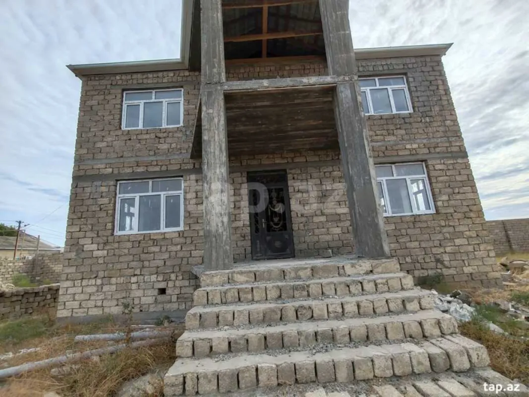 Satılır 7 otaqlı həyət evi