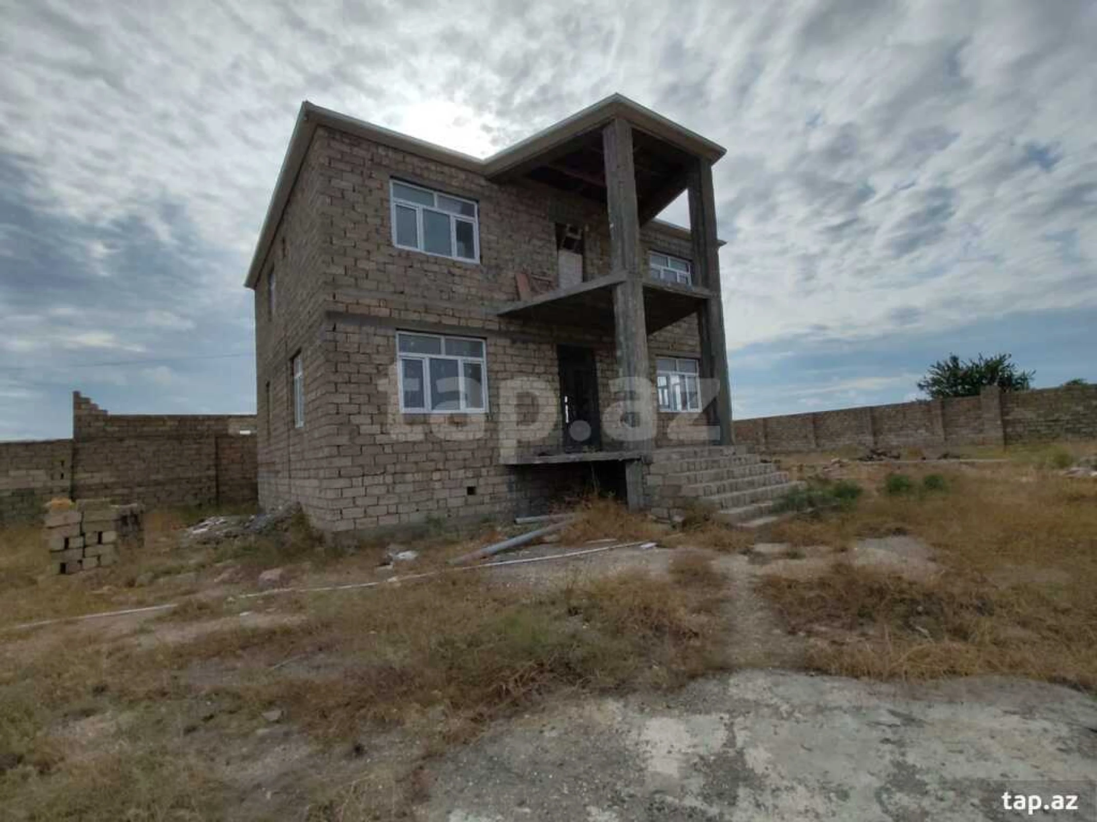 Satılır 7 otaqlı həyət evi