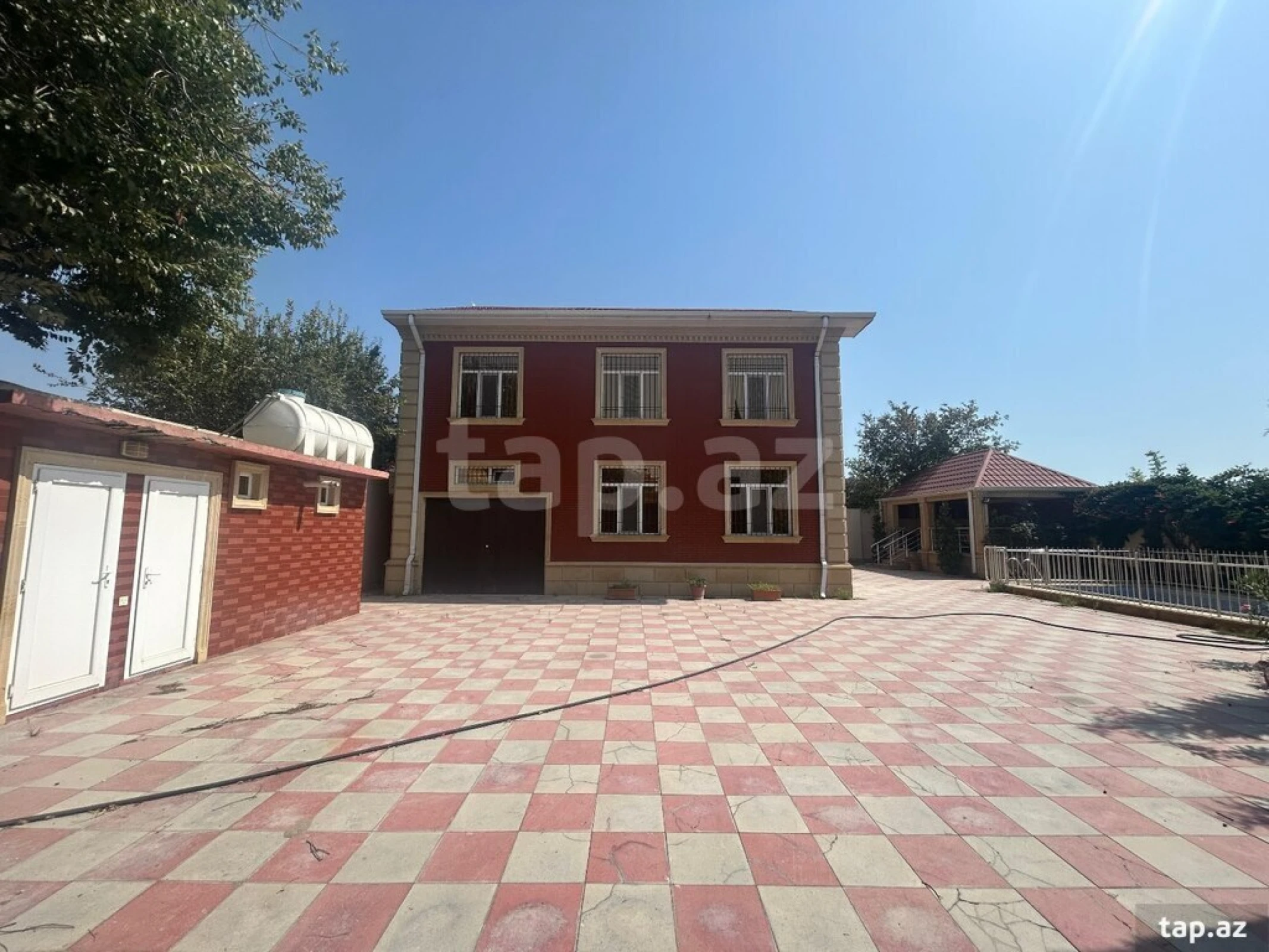 Satılır 6 otaqlı həyət evi 200 m²