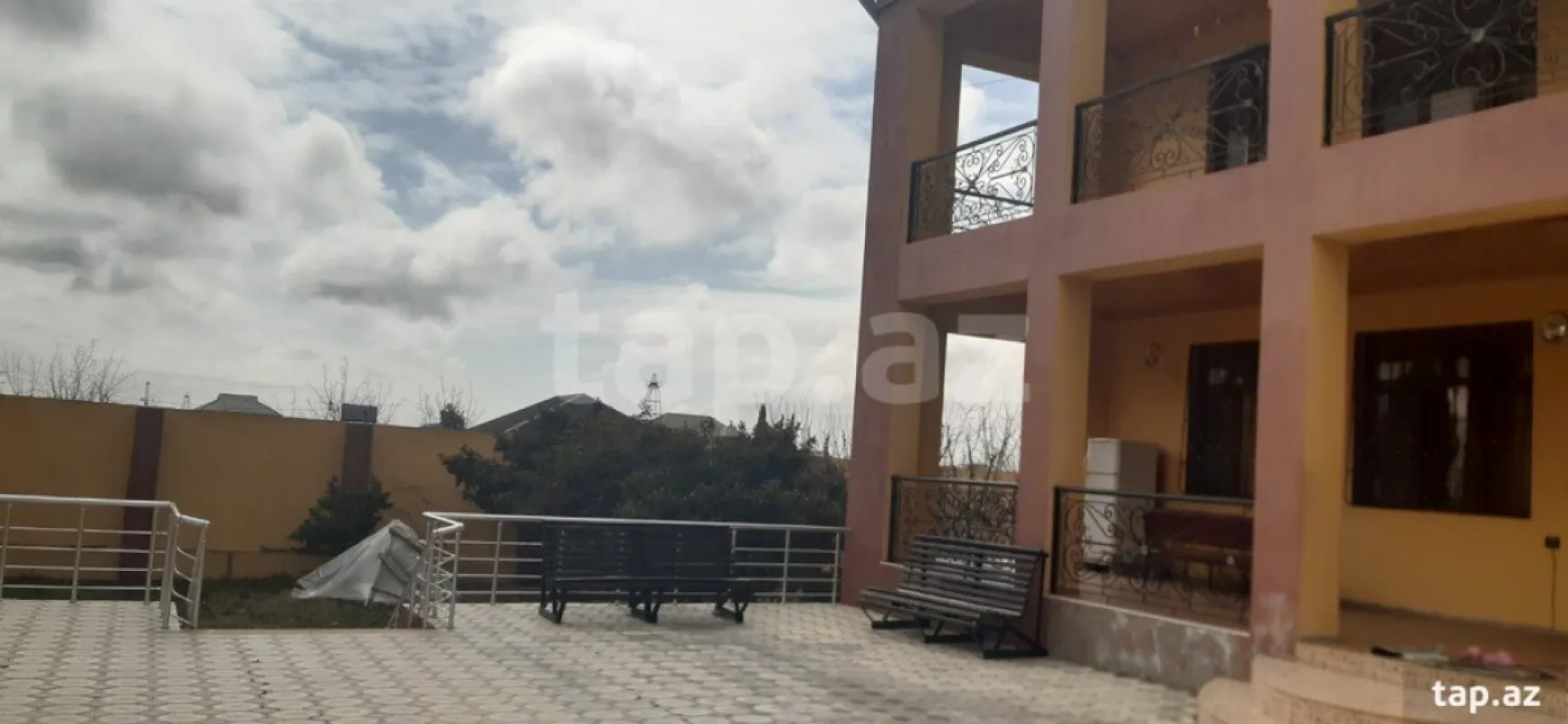 Satılır 12 otaqlı həyət evi