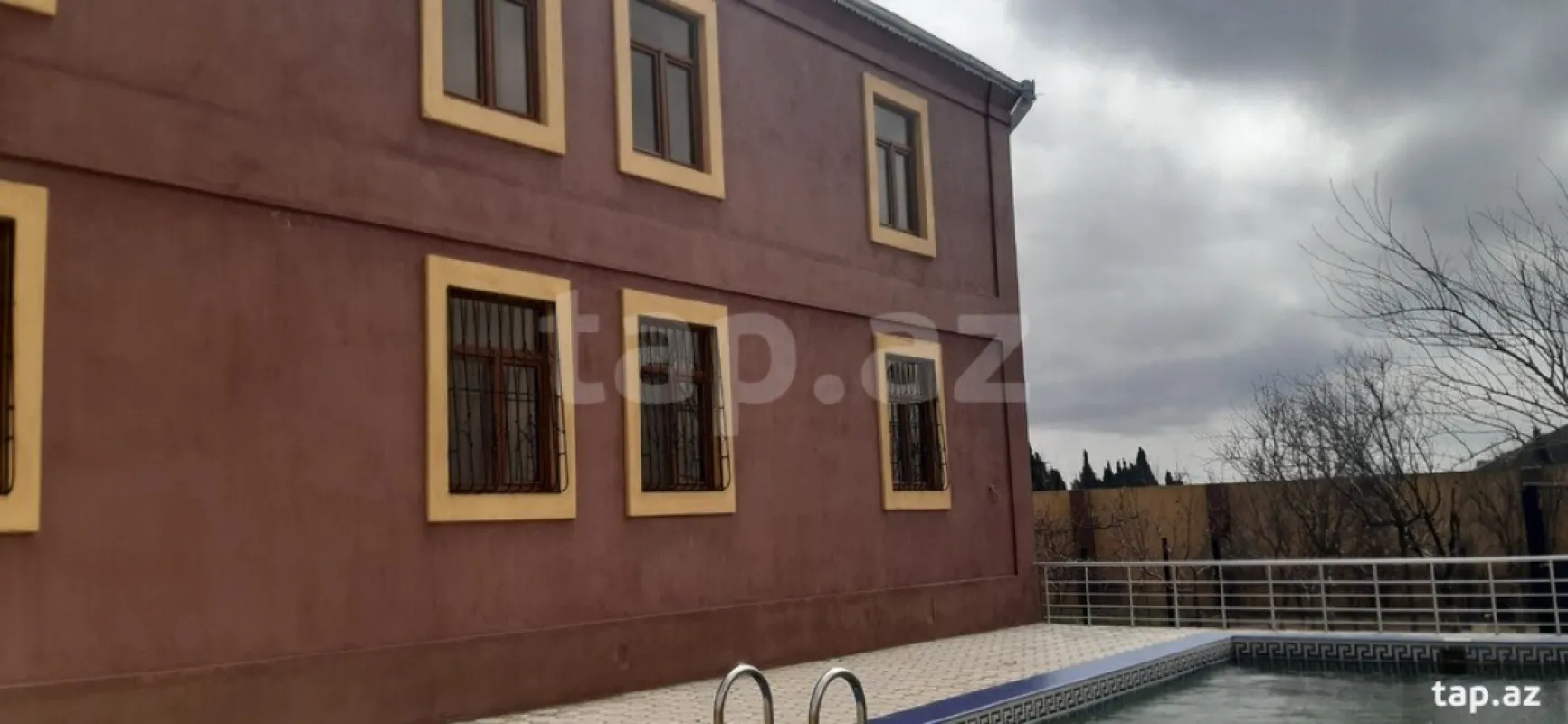Satılır 12 otaqlı həyət evi