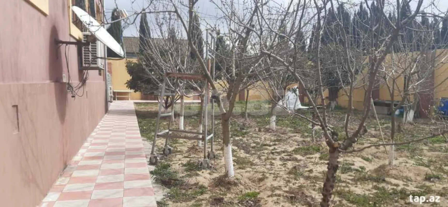 Satılır 12 otaqlı həyət evi