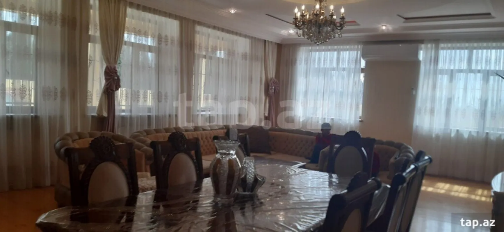 Satılır 12 otaqlı həyət evi