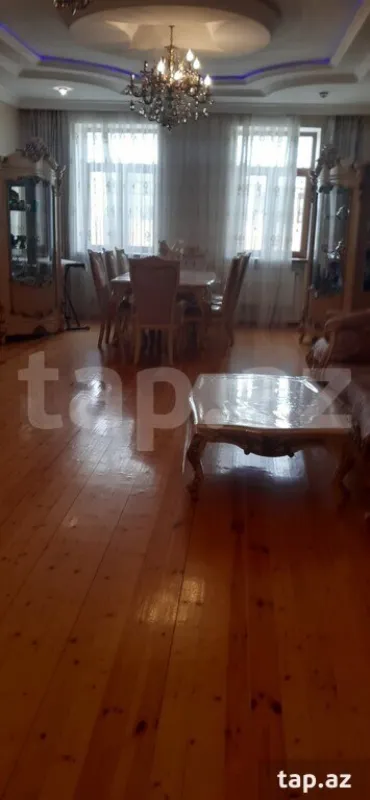 Satılır 12 otaqlı həyət evi