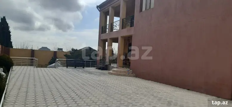 Satılır 12 otaqlı həyət evi
