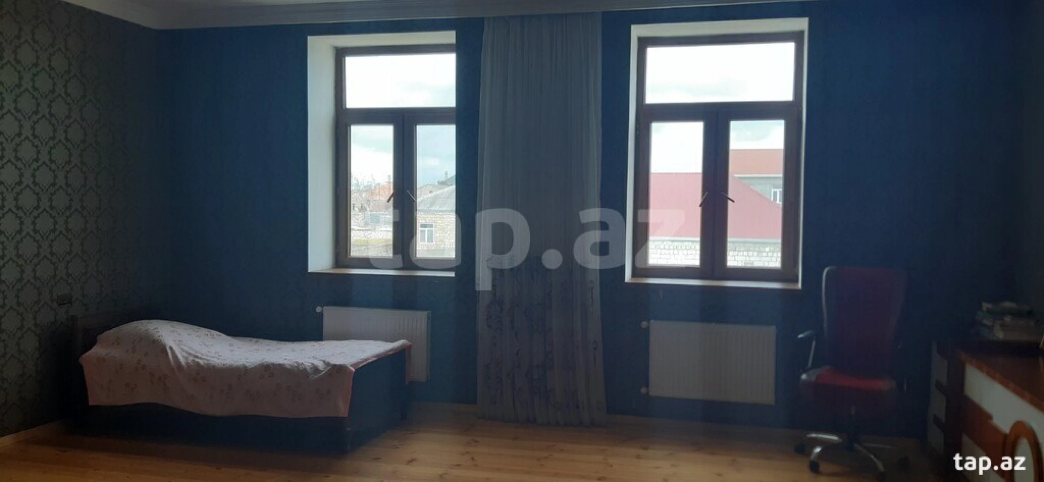 Satılır 12 otaqlı həyət evi