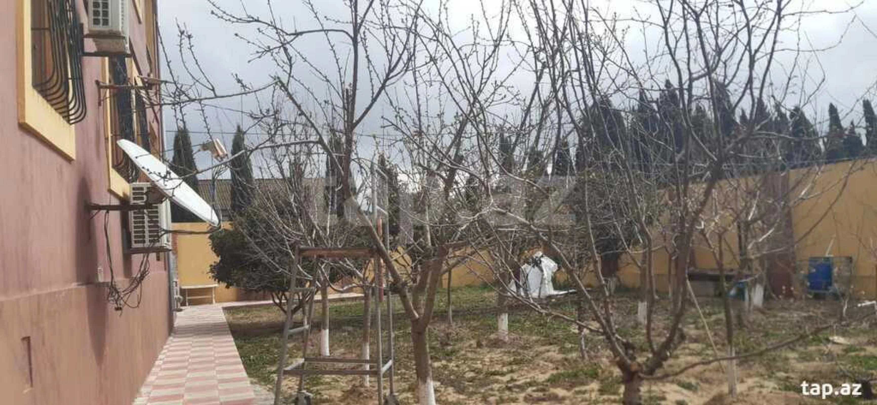 Satılır 12 otaqlı həyət evi