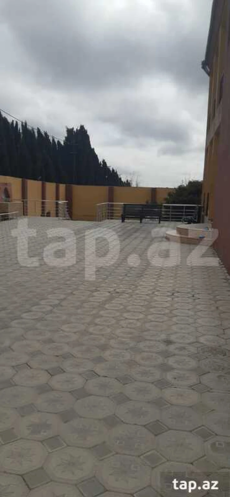 Satılır 12 otaqlı həyət evi