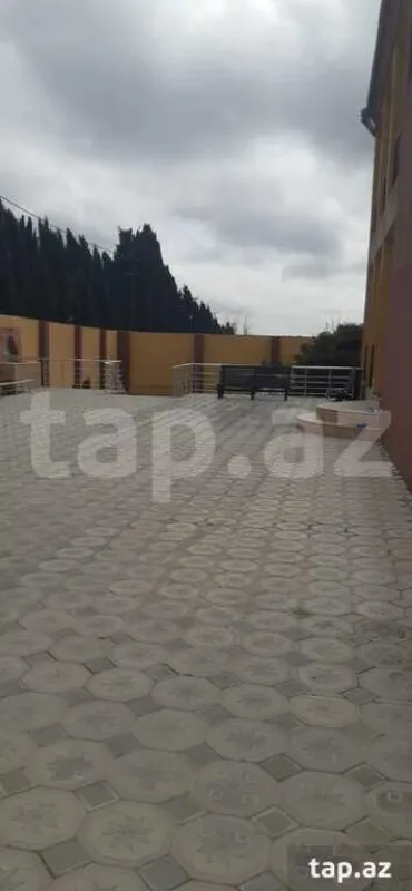 Satılır 12 otaqlı həyət evi