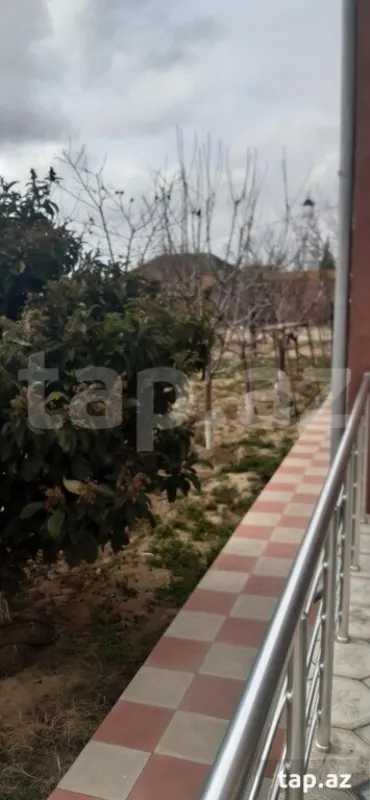 Satılır 12 otaqlı həyət evi