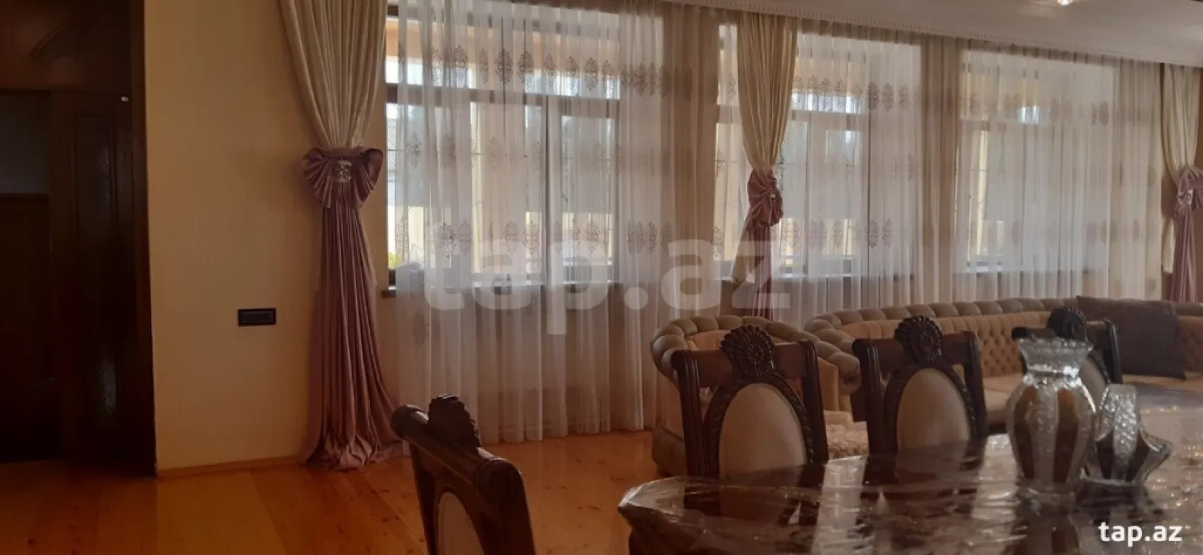 Satılır 12 otaqlı həyət evi