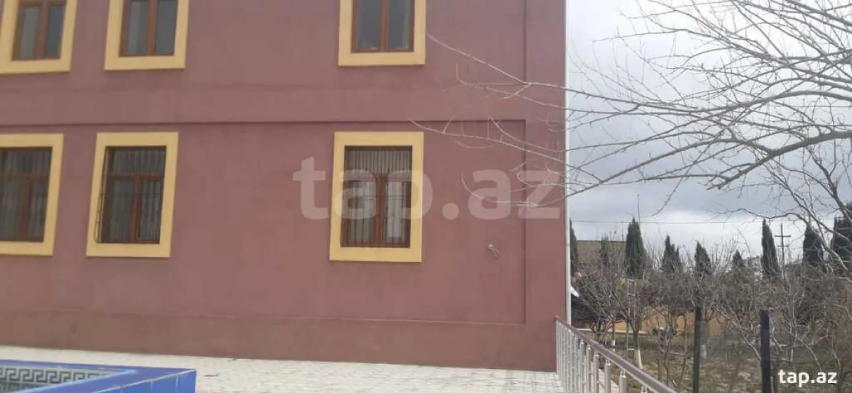 Satılır 12 otaqlı həyət evi