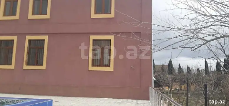 Satılır 12 otaqlı həyət evi