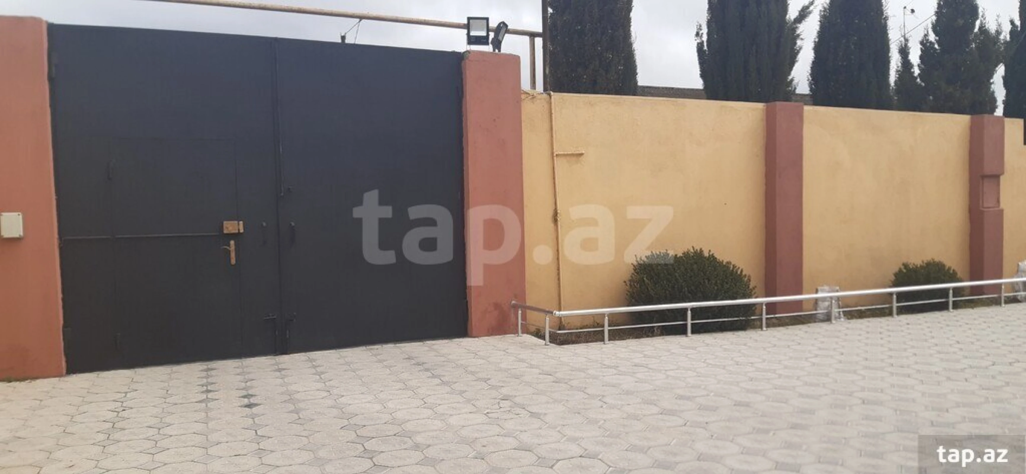 Satılır 12 otaqlı həyət evi