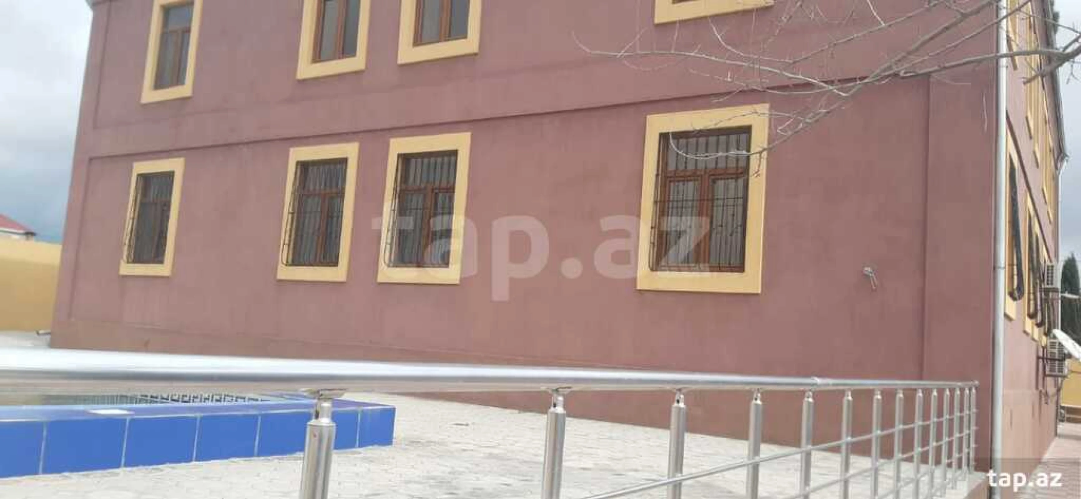 Satılır 12 otaqlı həyət evi