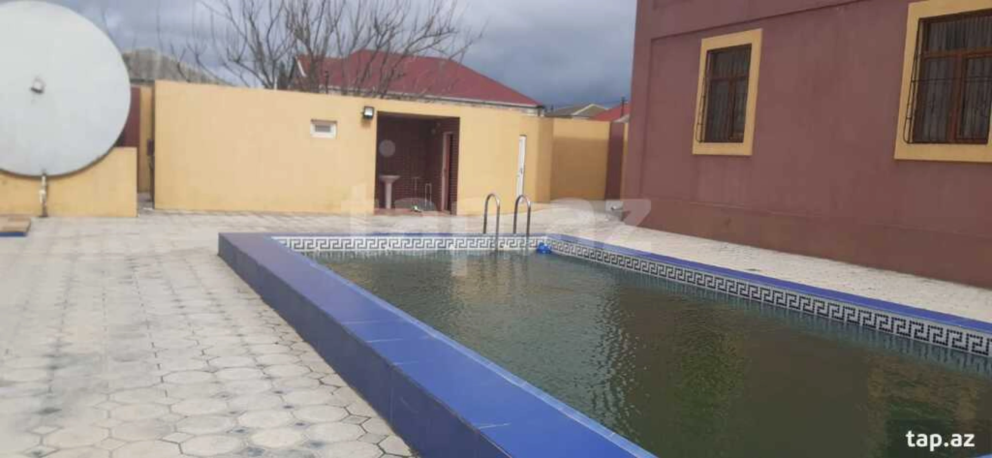 Satılır 12 otaqlı həyət evi