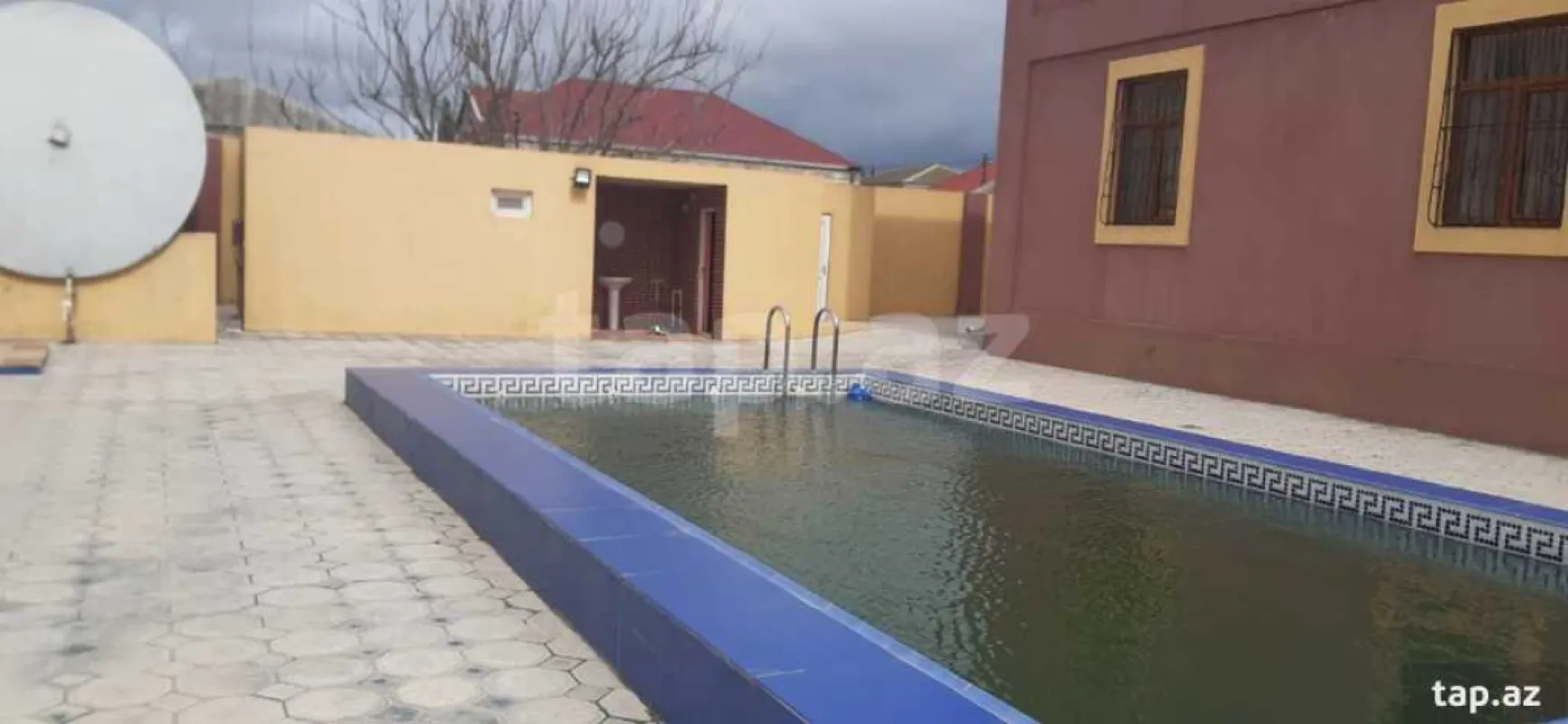 Satılır 12 otaqlı həyət evi