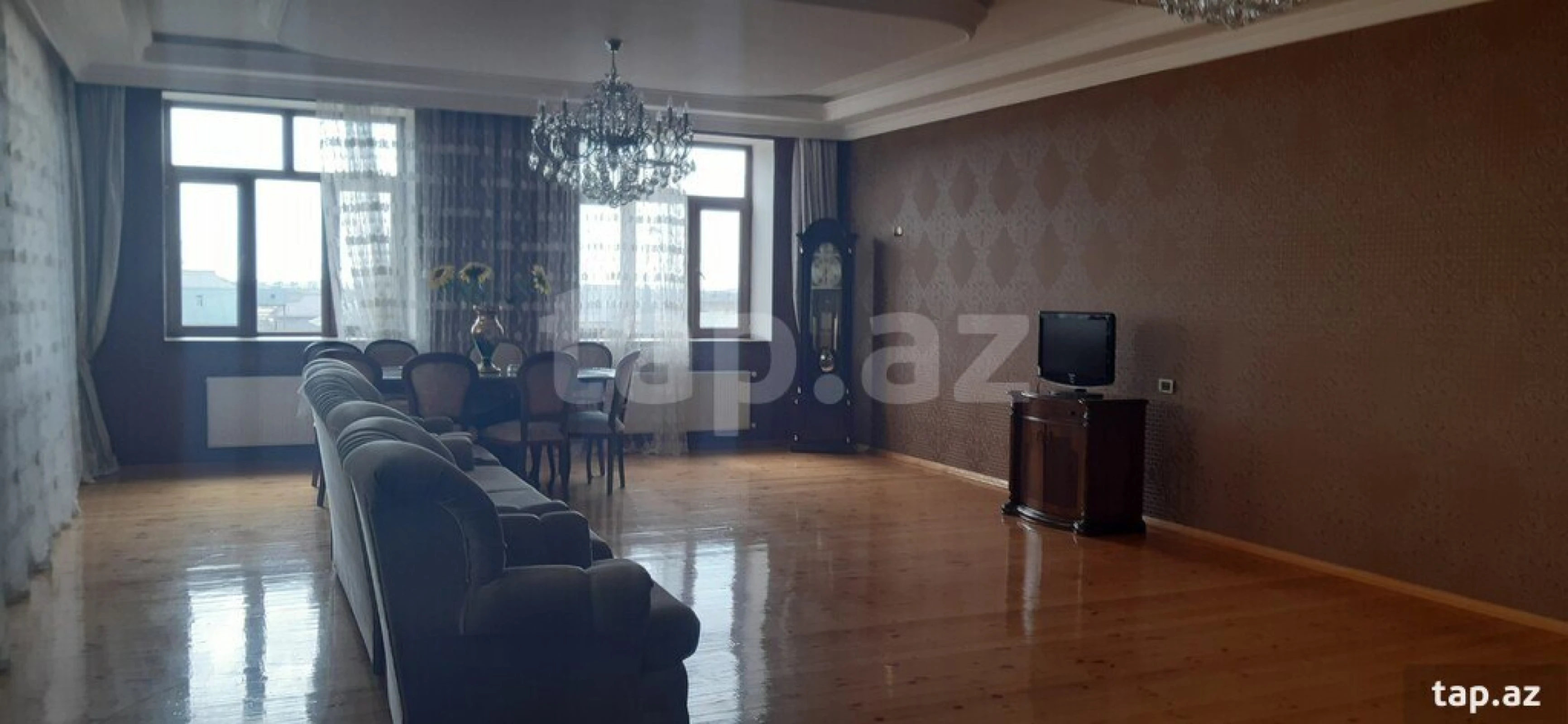 Satılır 12 otaqlı həyət evi