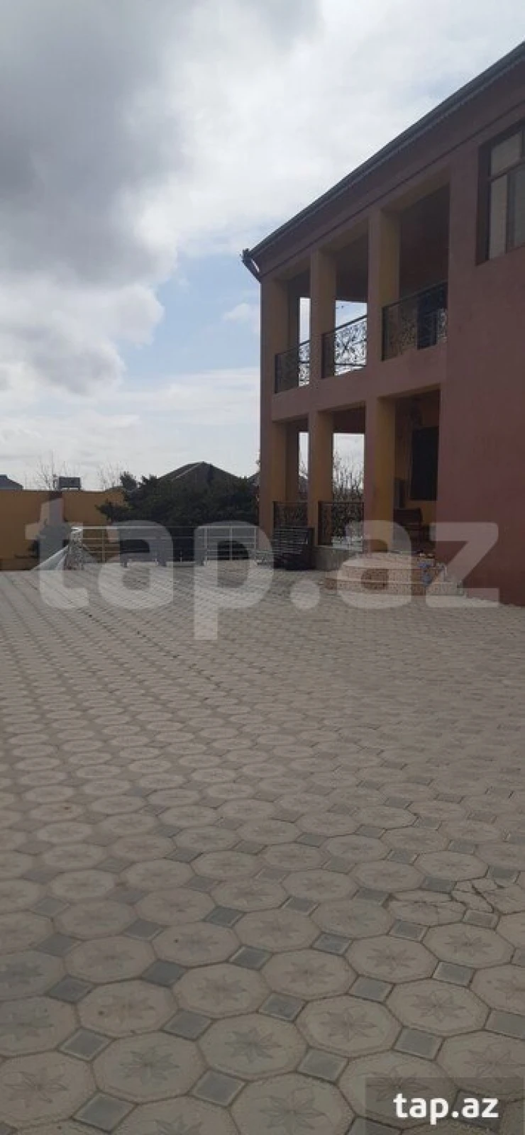 Satılır 12 otaqlı həyət evi