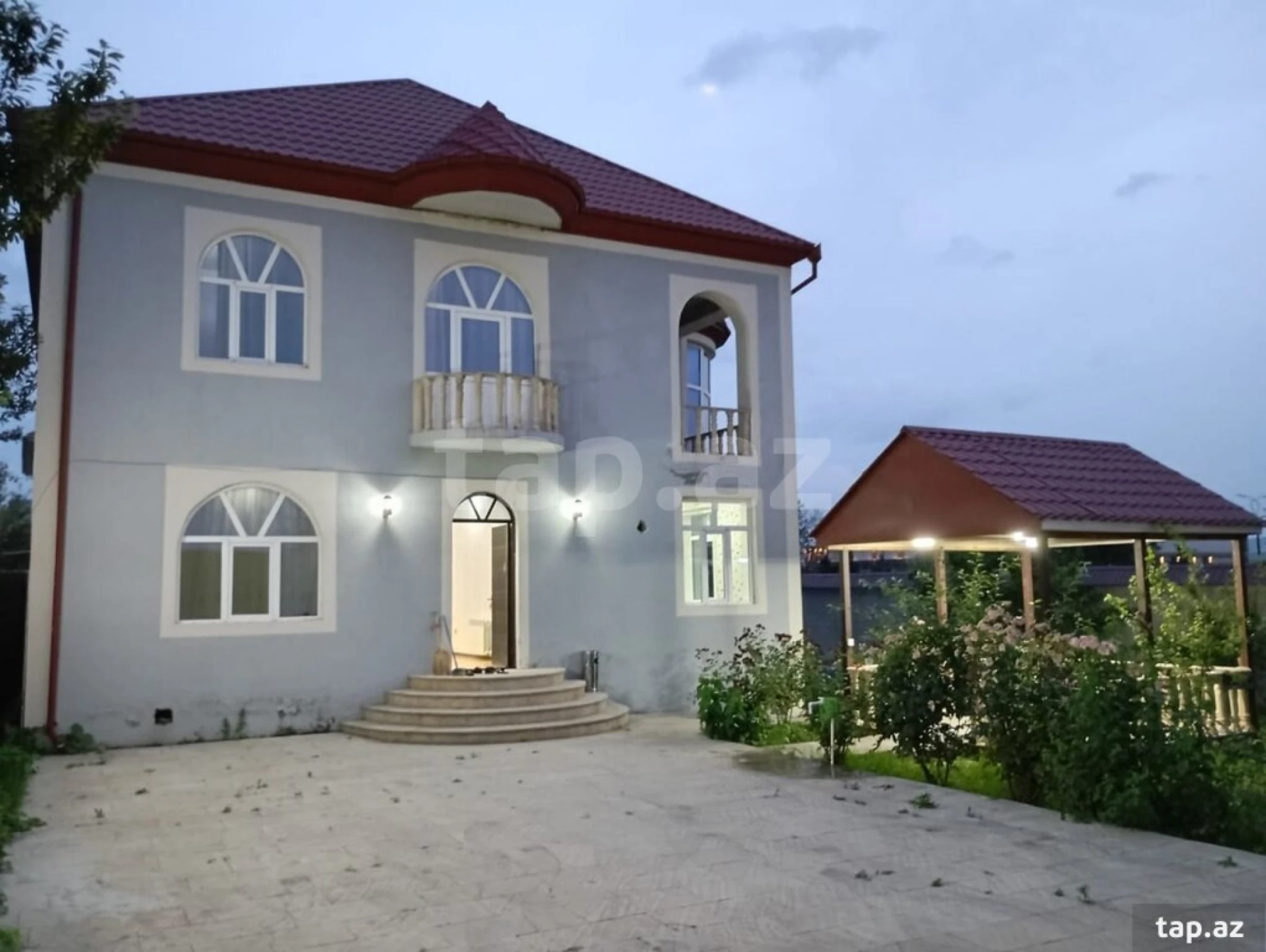 Satılır 6 otaqlı həyət evi