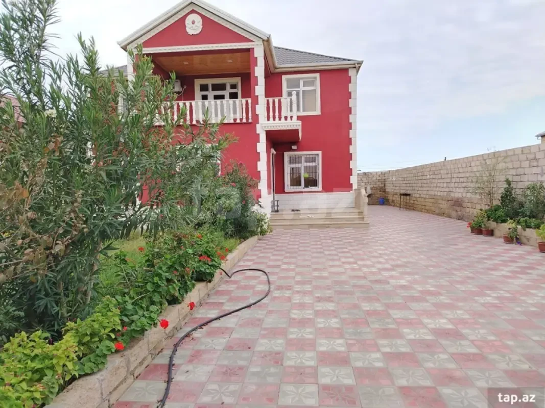 Satılır 8 otaqlı həyət evi 300 m²
