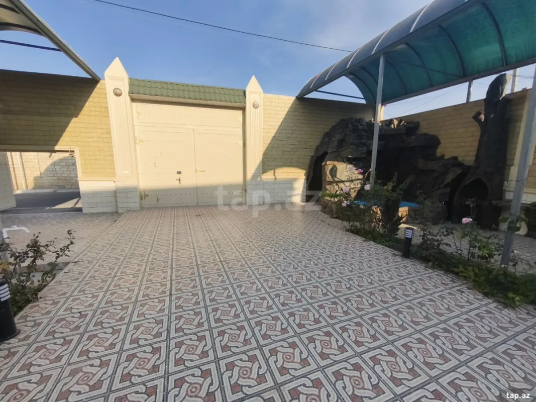 Satılır 8 otaqlı həyət evi