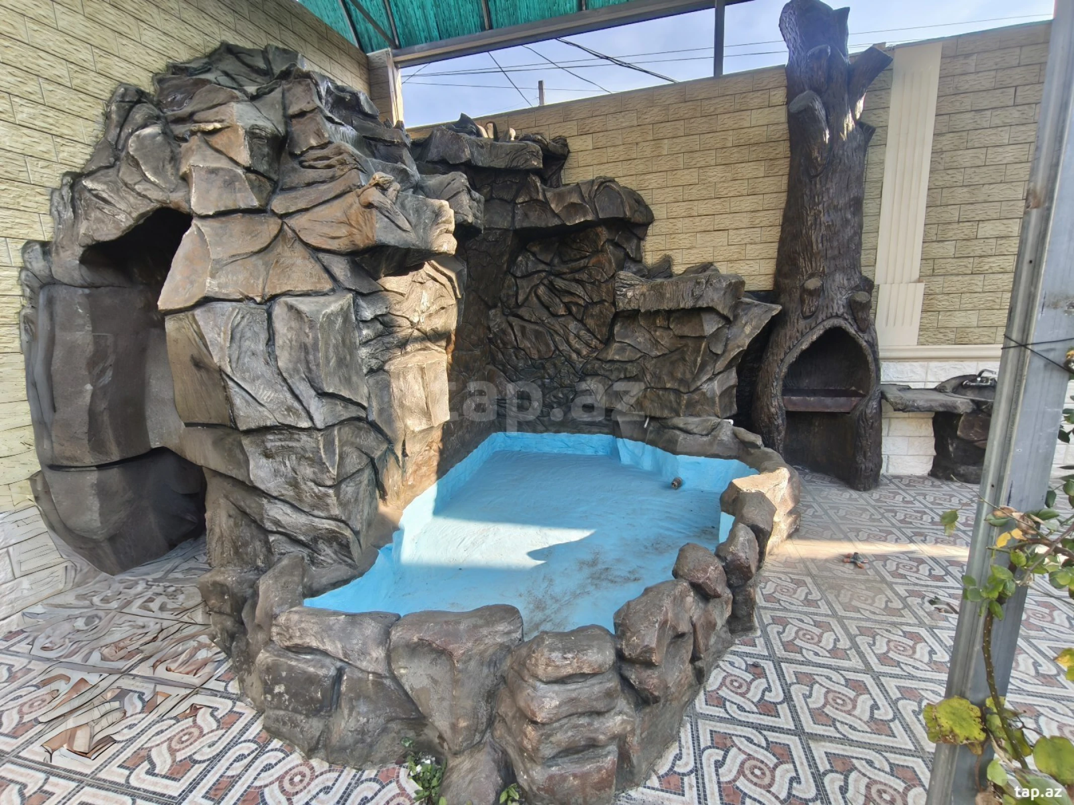 Satılır 8 otaqlı həyət evi