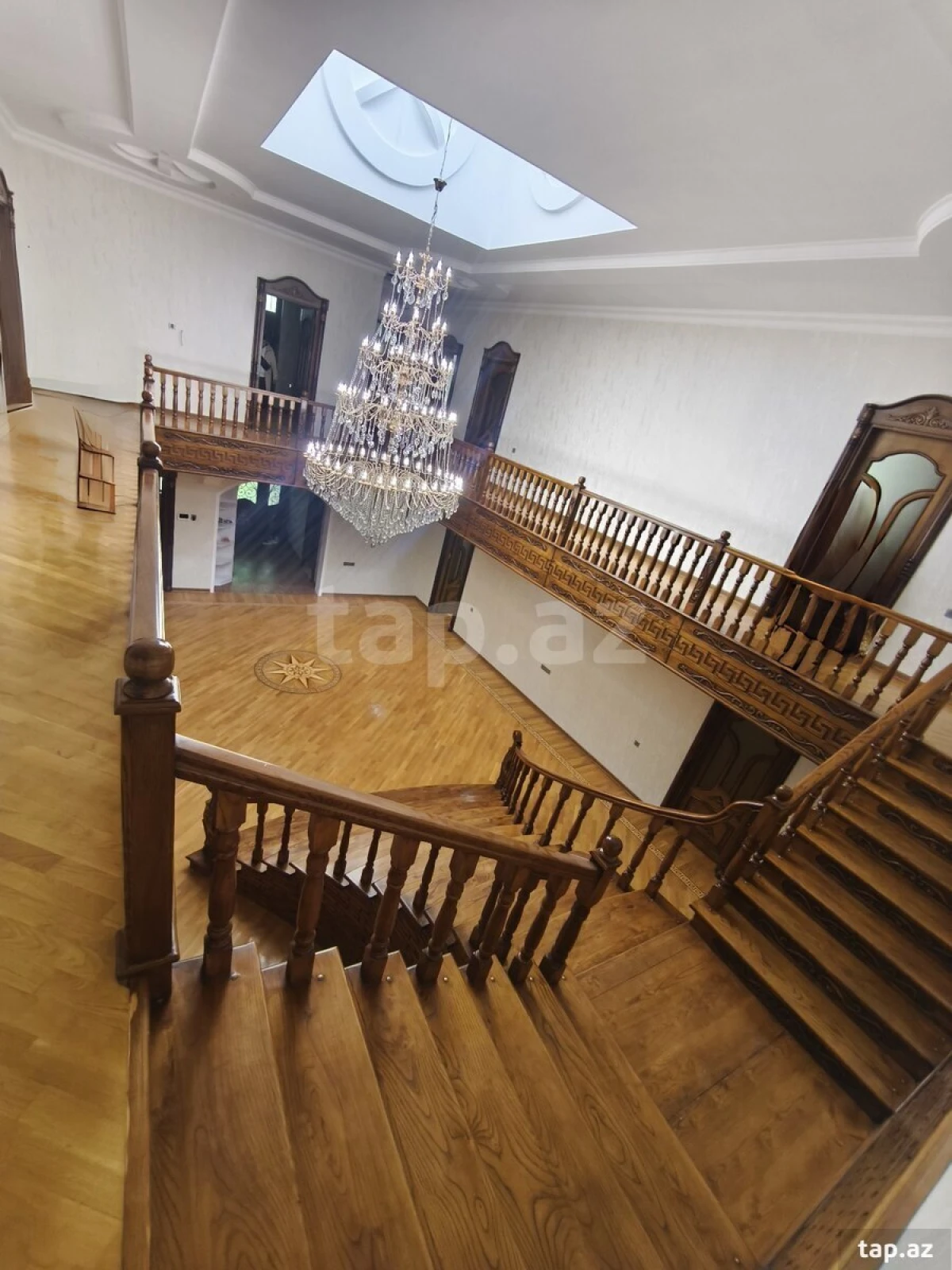 Satılır 8 otaqlı həyət evi