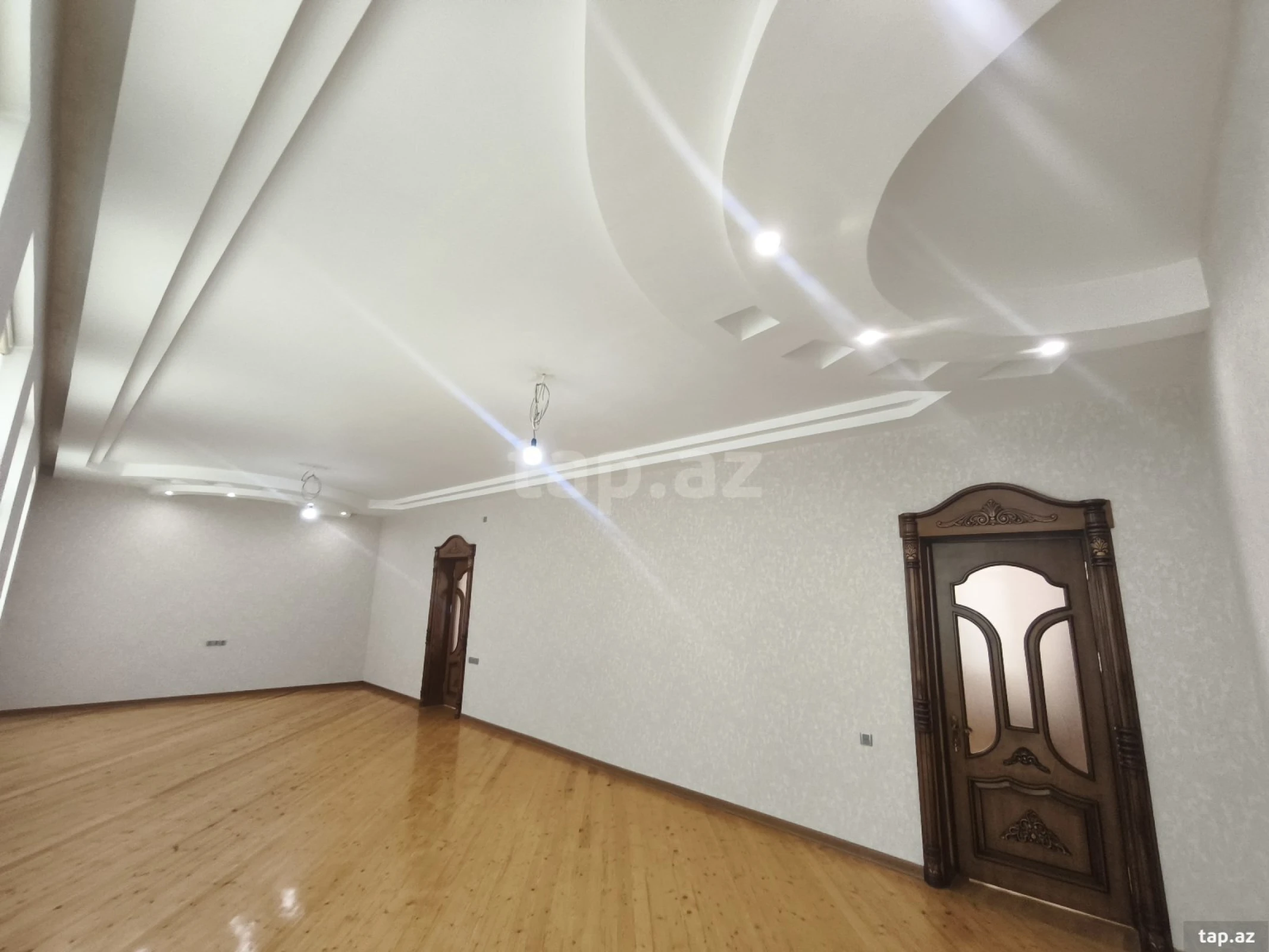 Satılır 8 otaqlı həyət evi