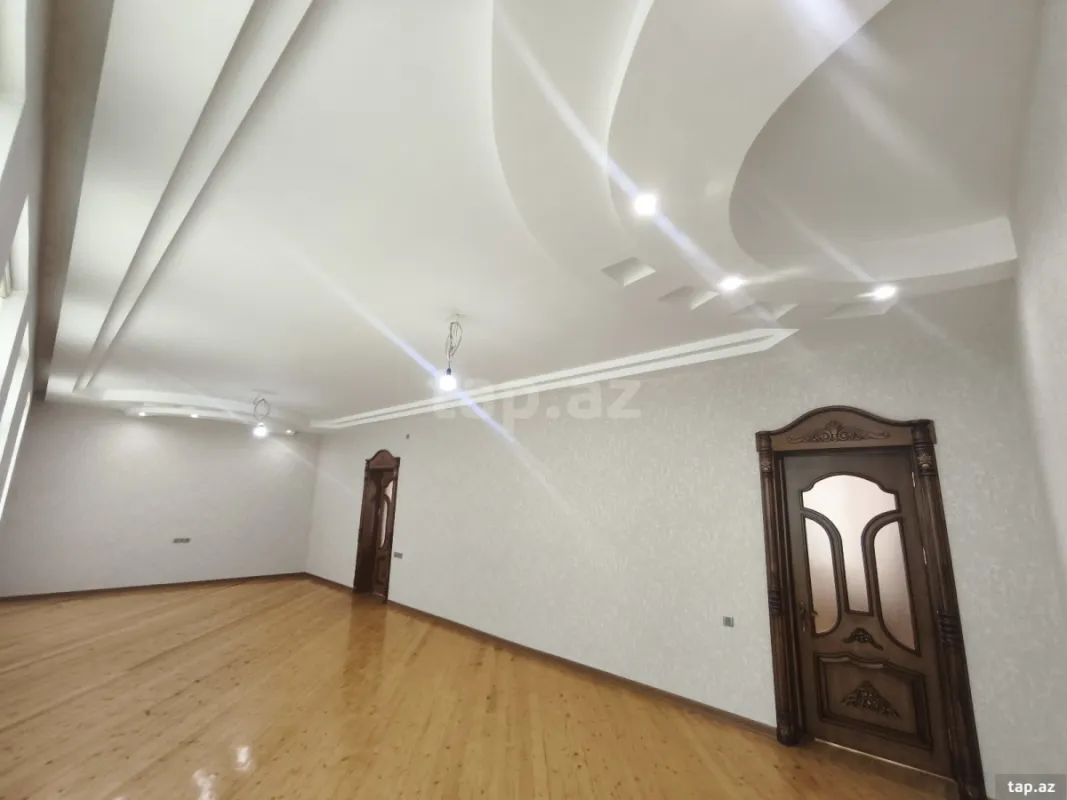 Satılır 8 otaqlı həyət evi