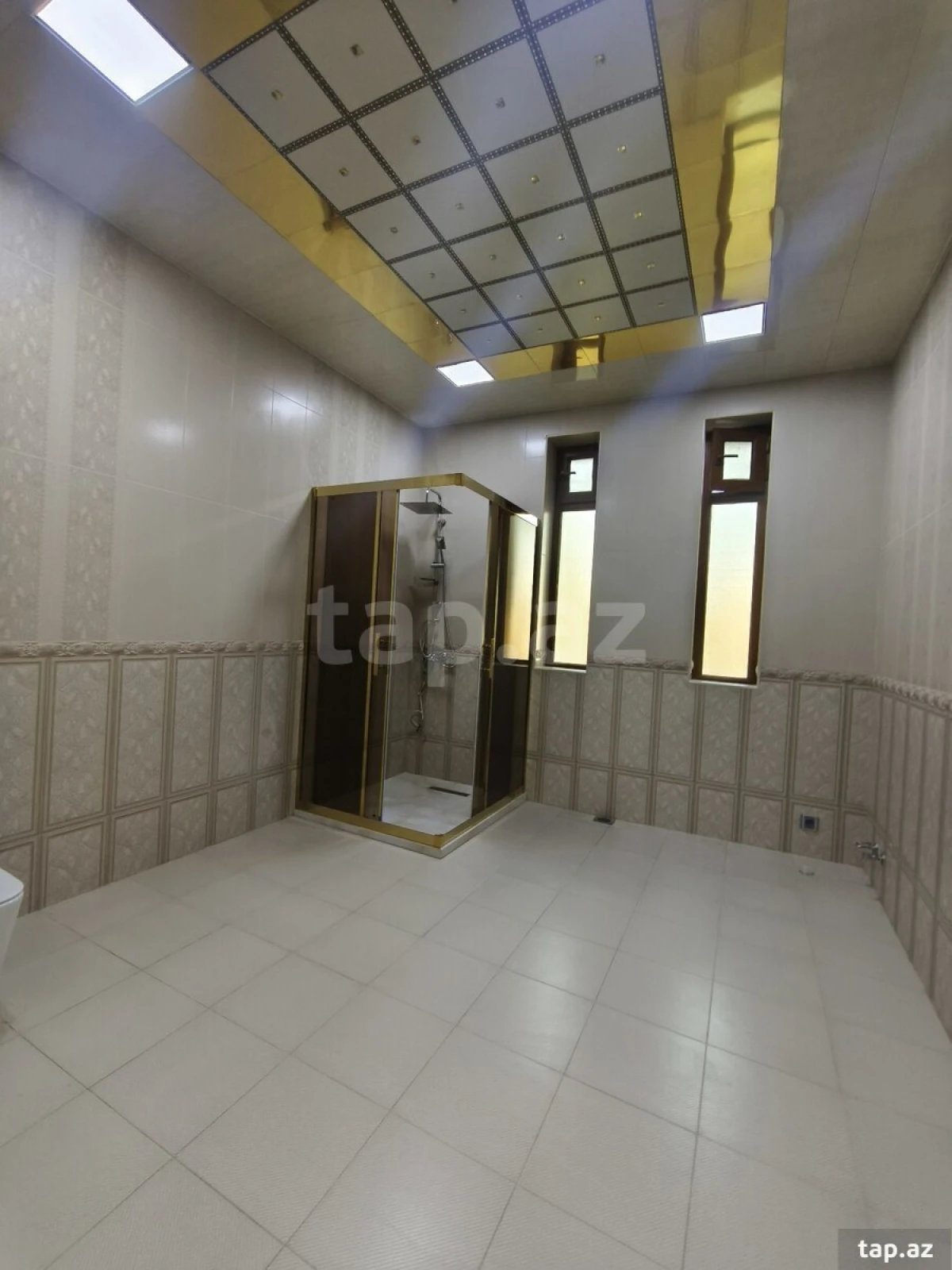 Satılır 8 otaqlı həyət evi