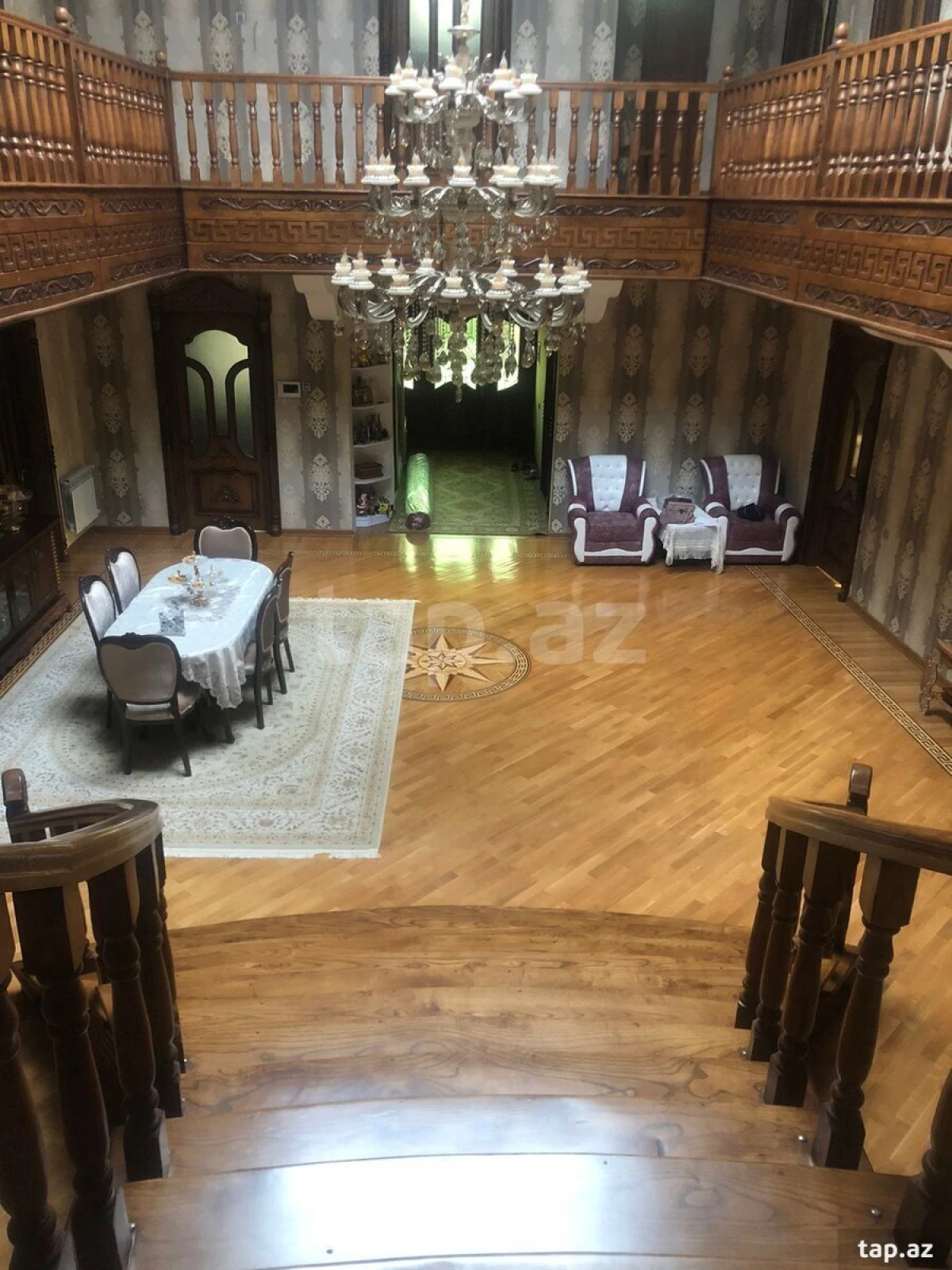 Satılır 8 otaqlı həyət evi