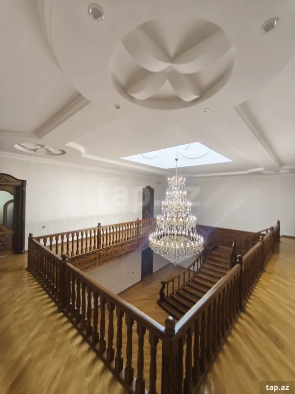 Satılır 8 otaqlı həyət evi