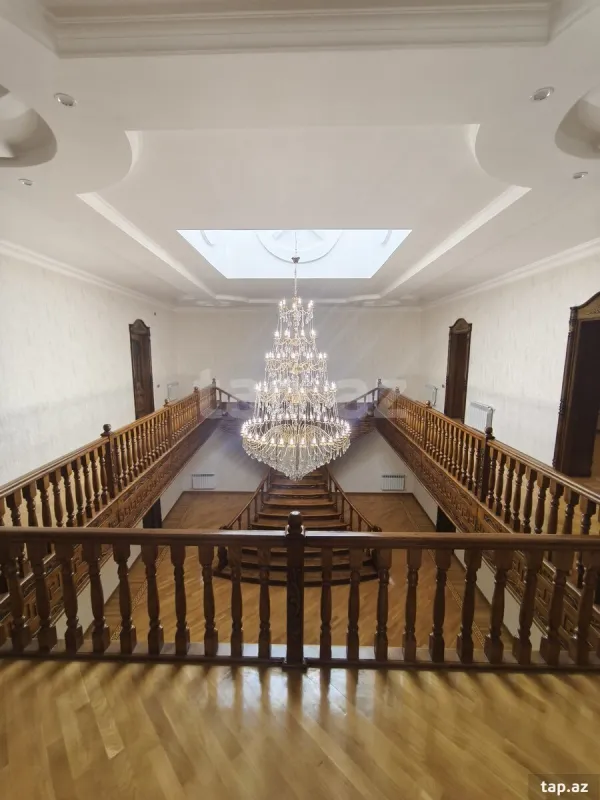 Satılır 8 otaqlı həyət evi