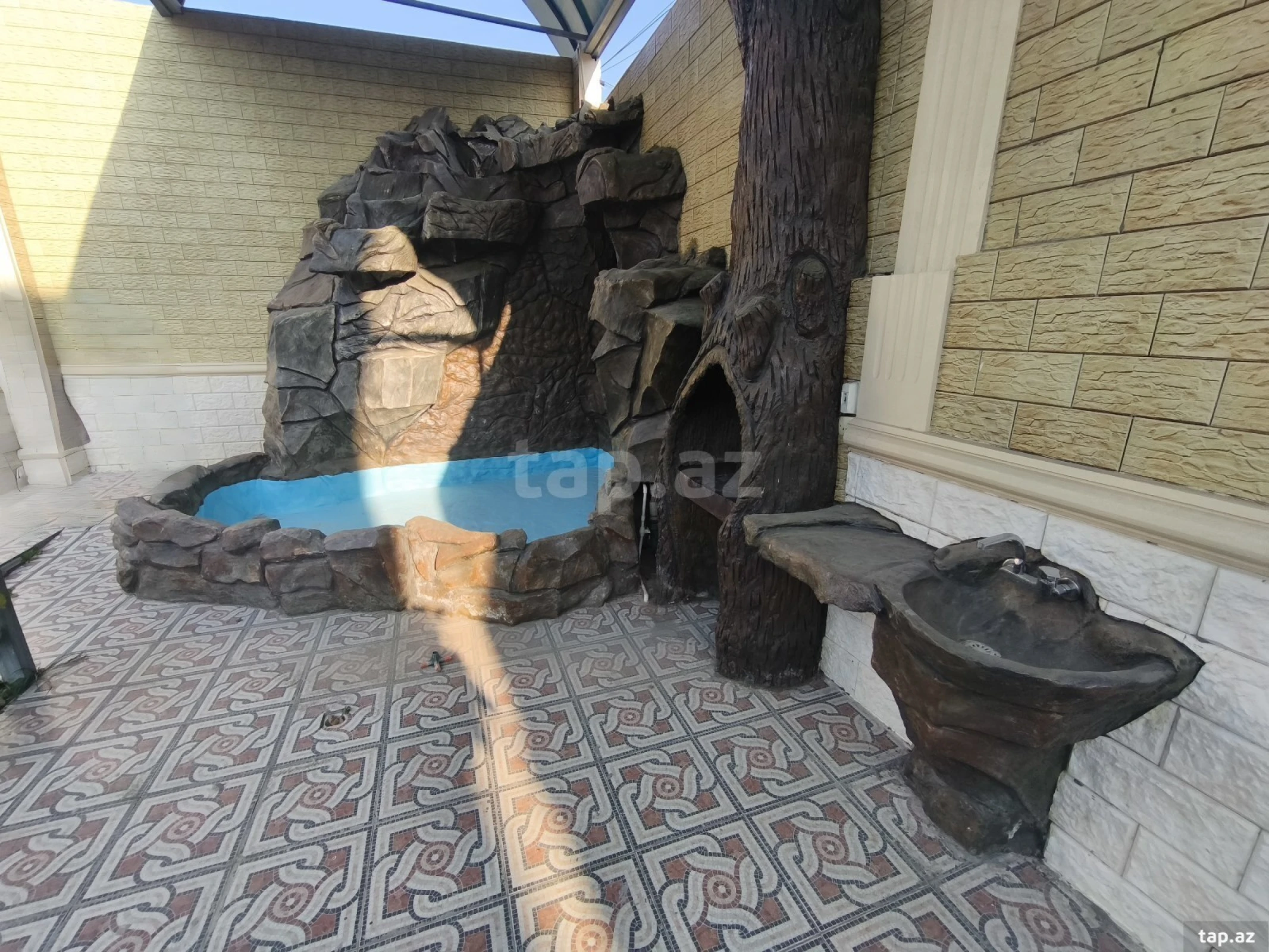 Satılır 8 otaqlı həyət evi