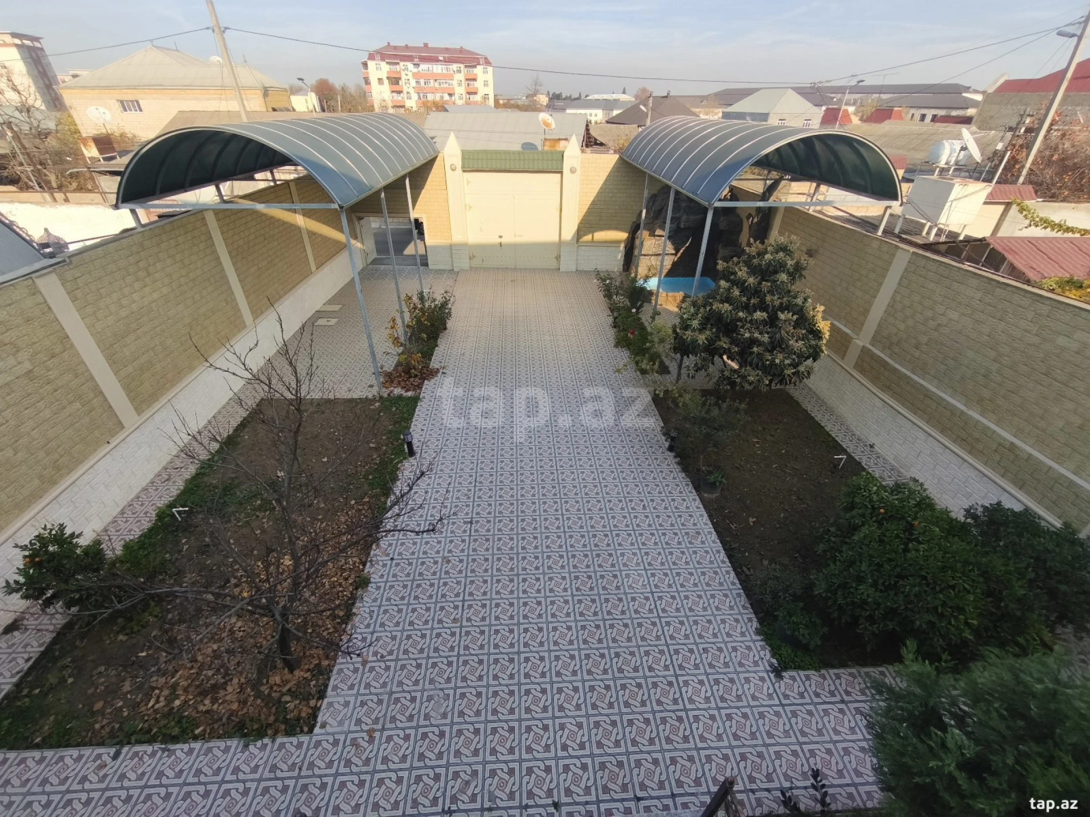 Satılır 8 otaqlı həyət evi