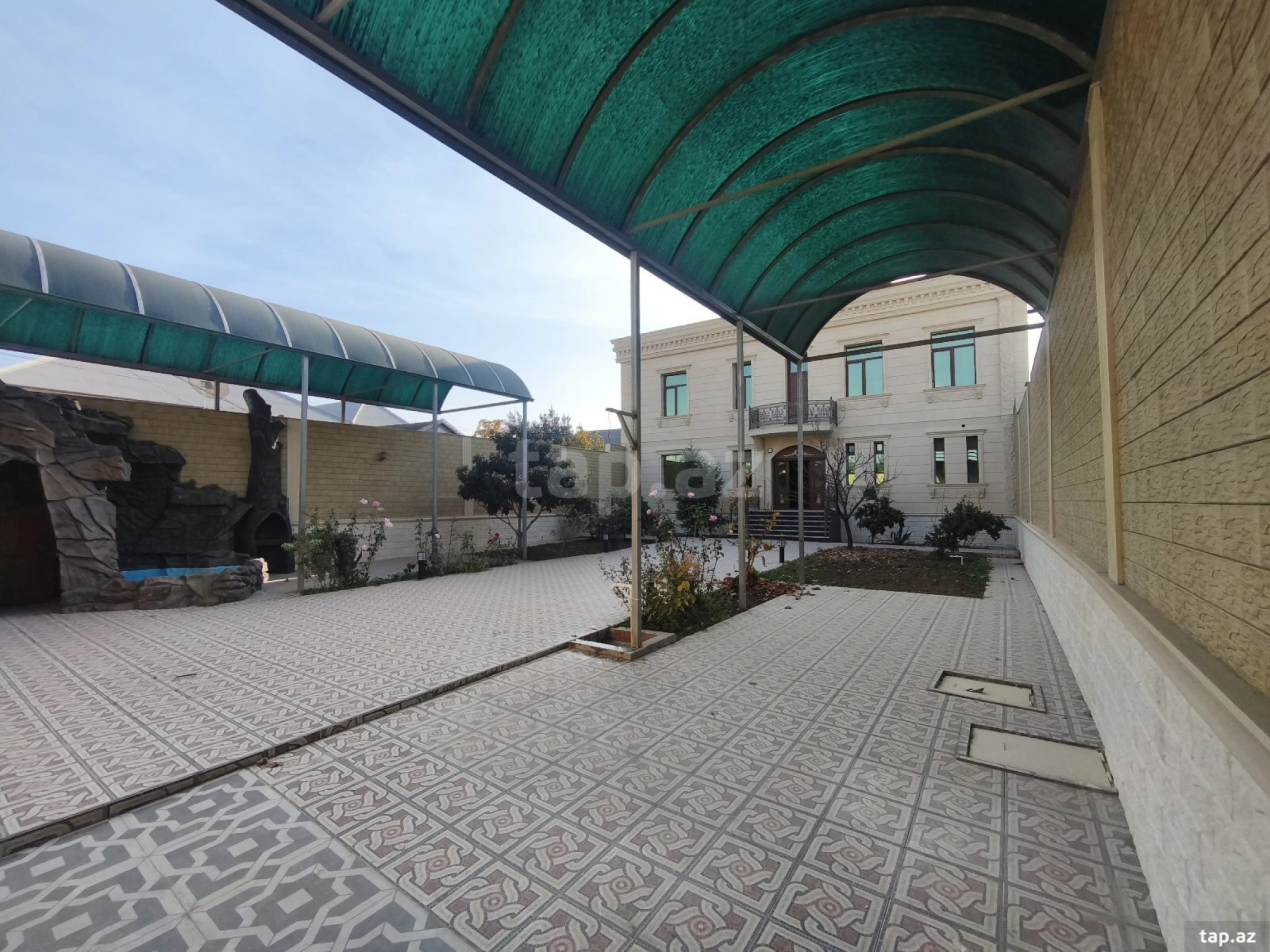 Satılır 8 otaqlı həyət evi