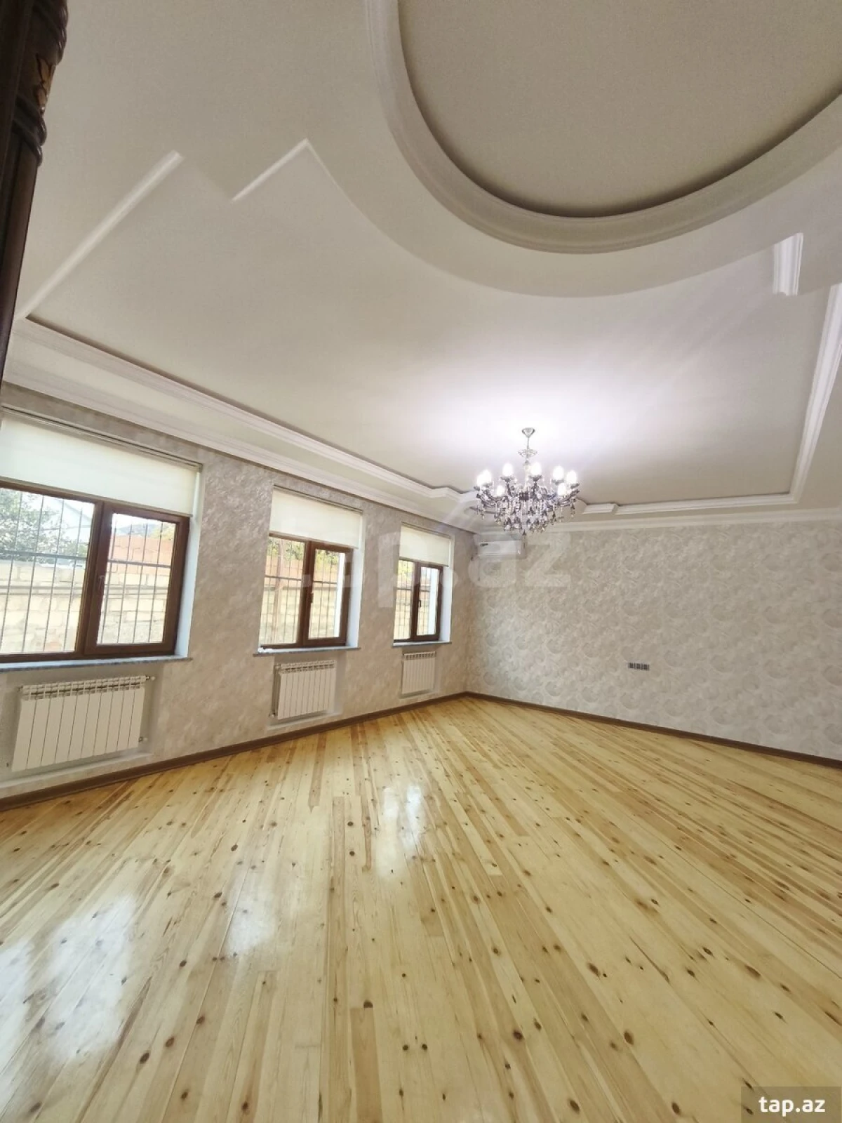 Satılır 8 otaqlı həyət evi