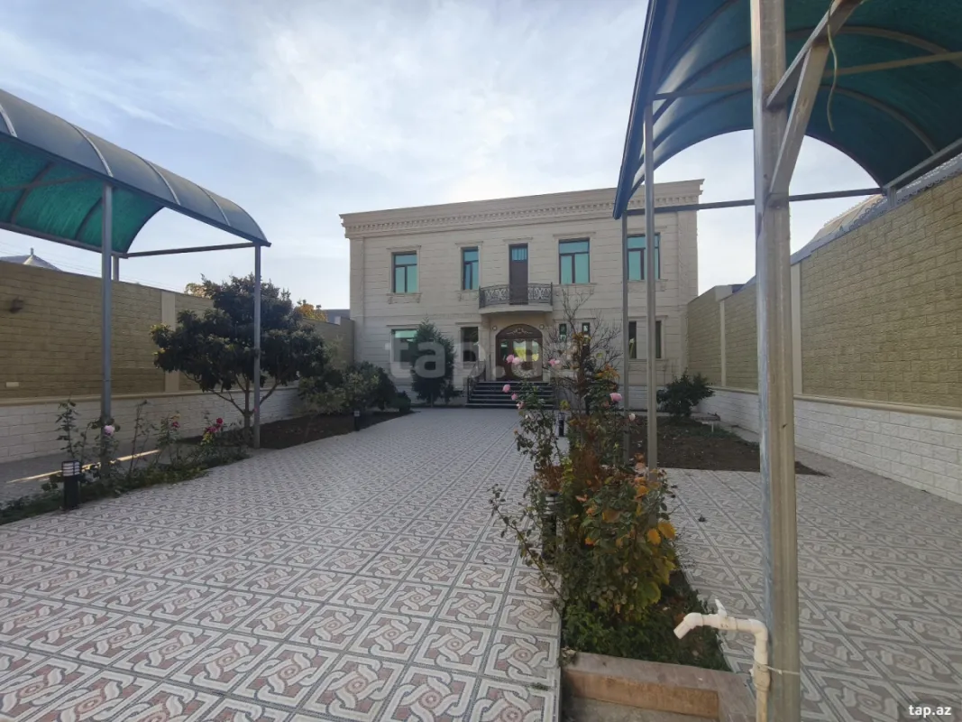 Satılır 8 otaqlı həyət evi