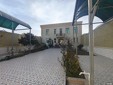 Satılır 8 otaqlı həyət evi