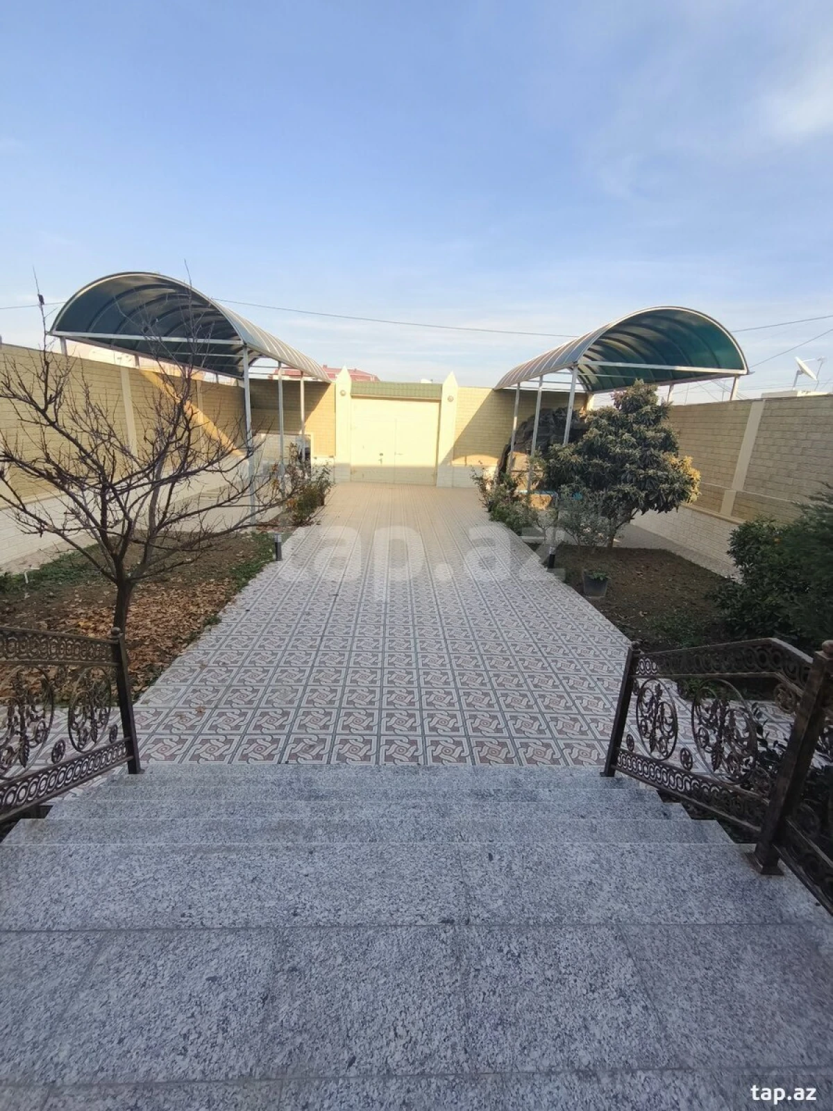 Satılır 8 otaqlı həyət evi