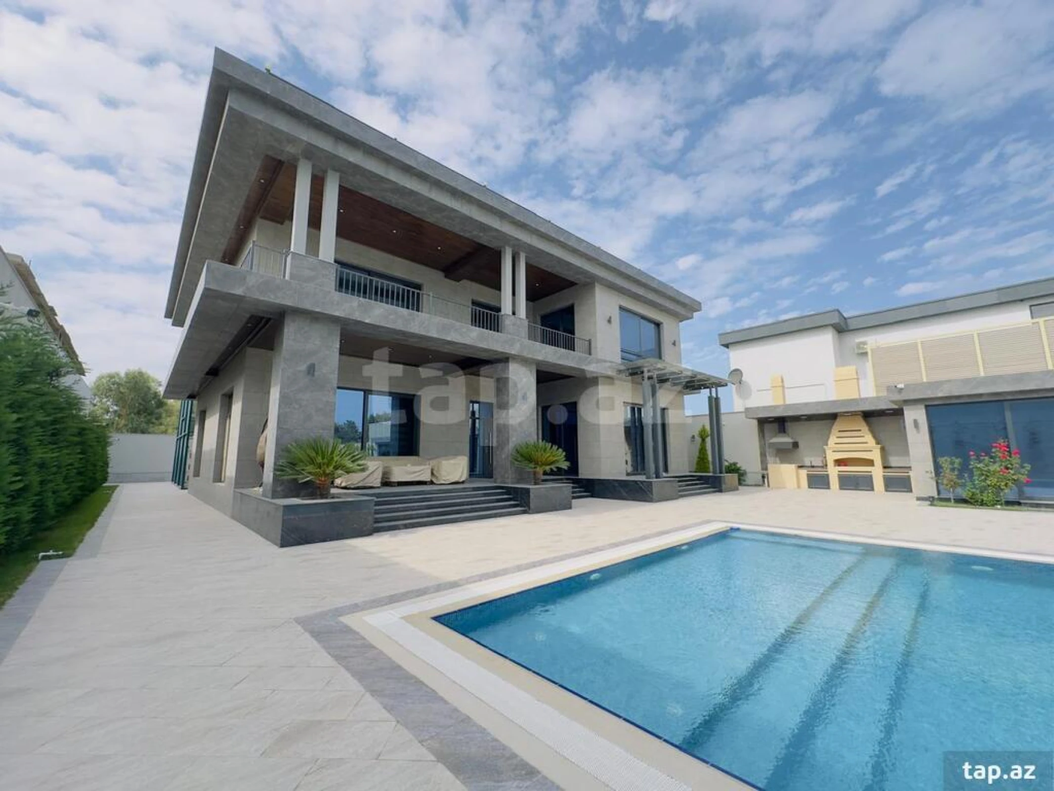 Satılır 9 otaqlı həyət evi