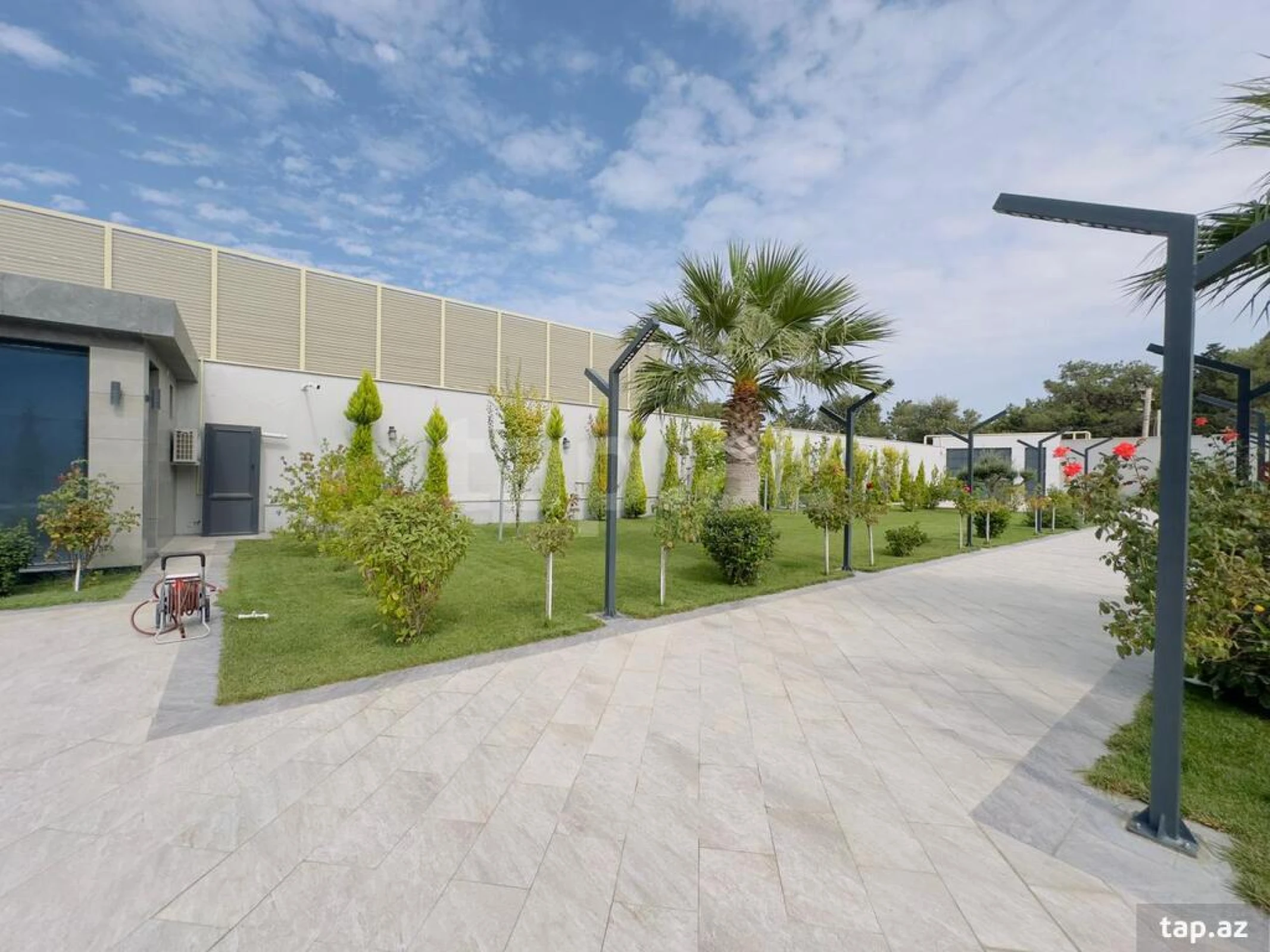 Satılır 9 otaqlı həyət evi