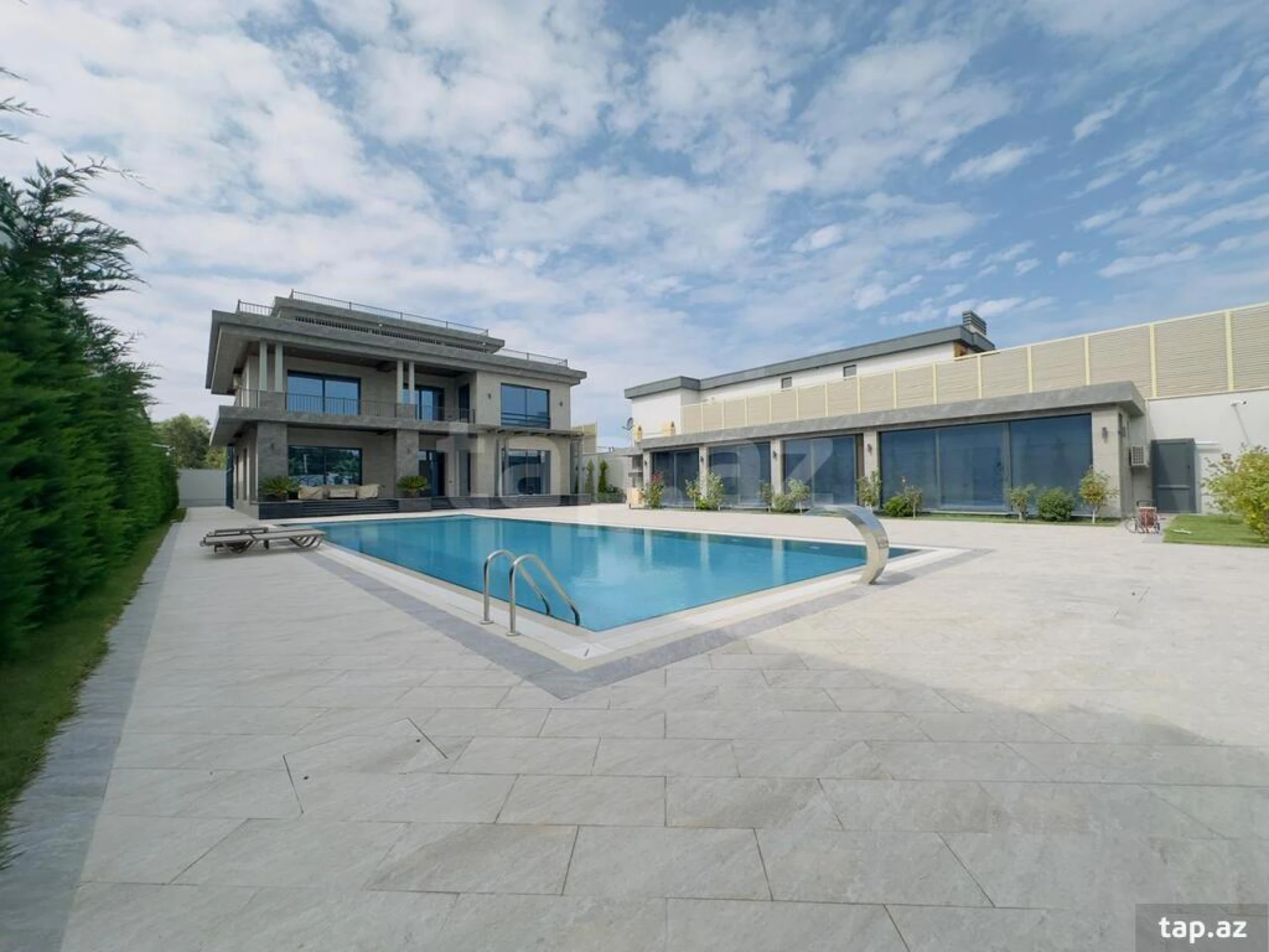 Satılır 9 otaqlı həyət evi